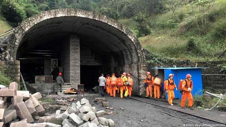 中国矿难调查披露隐蔽隧道 事故致82人遇难