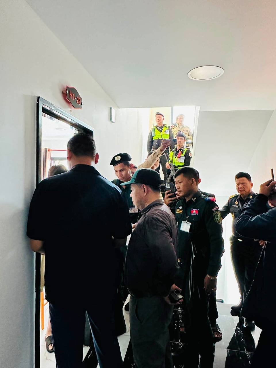金边7玛卡拉区政府突击排查酒店公寓 严打网络诈骗