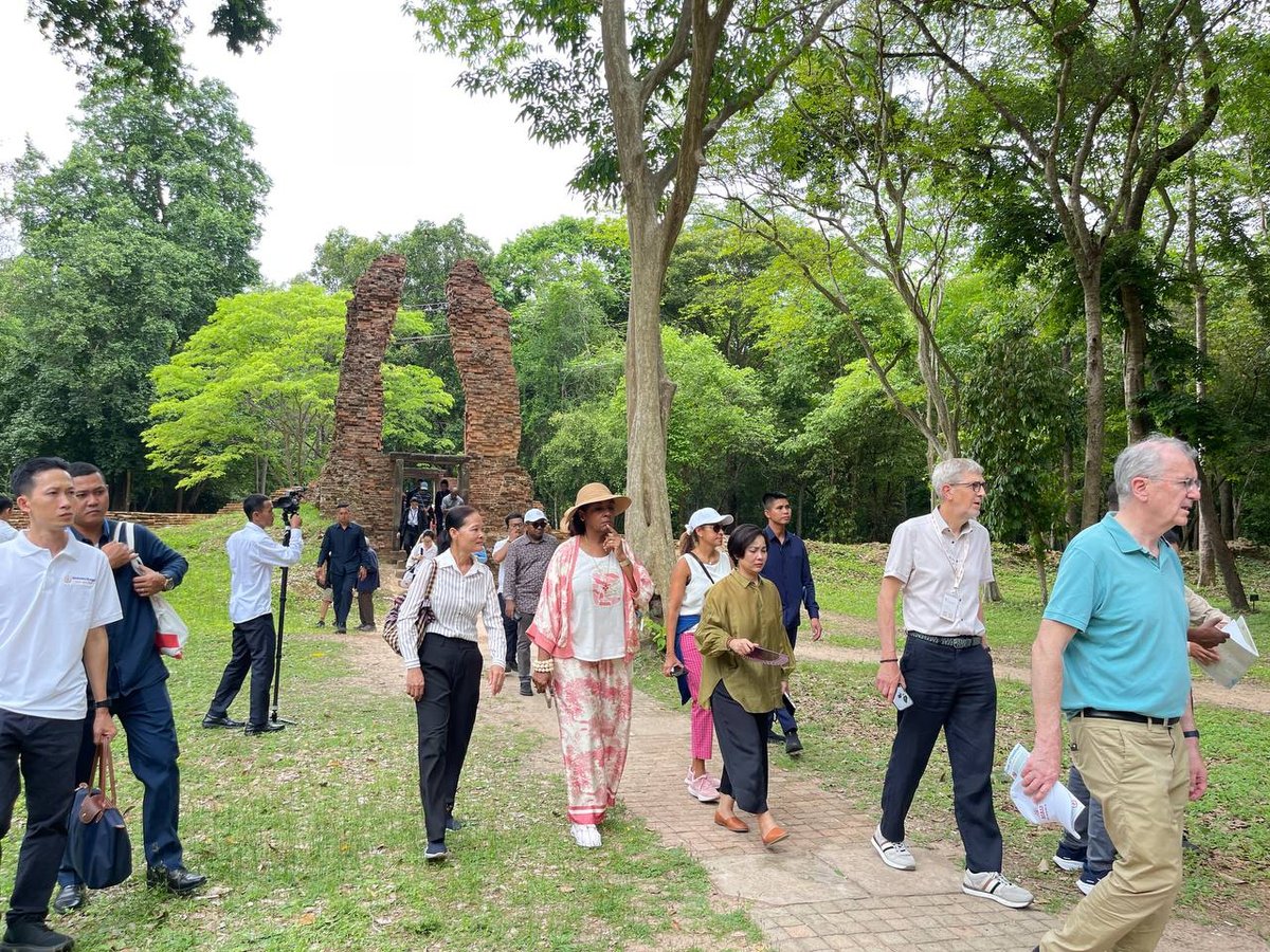26国央行代表团访问三波雷古寺 谢丝蕾陪同参观