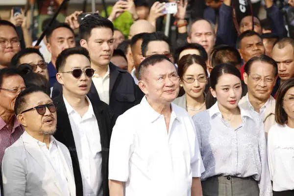 泰国前总理他信正式获假释出狱 需佩戴电子监控手环