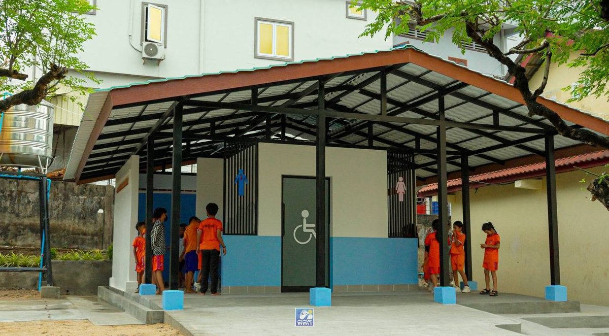 西港上市场小学修缮工程完工 盛苏美达实地视察教学环境