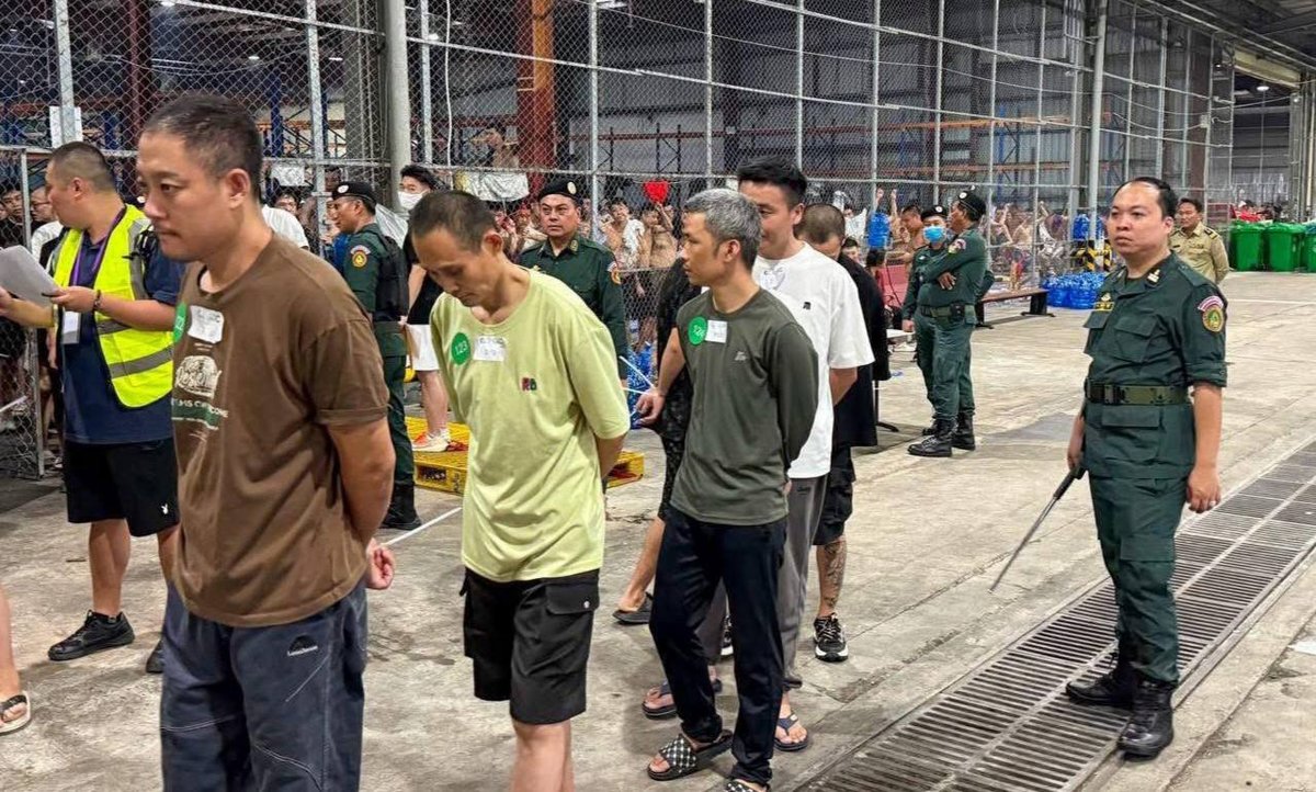 166名涉网诈中国公民被遣返 德崇国际机场搭乘专机