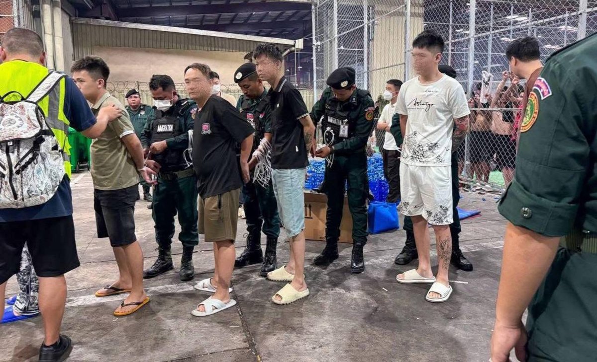 166名涉网诈中国公民被遣返 德崇国际机场搭乘专机