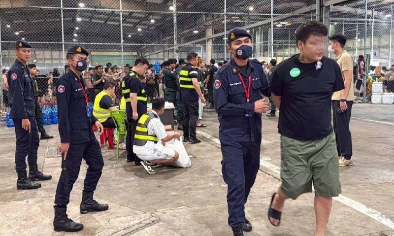 166名涉网诈中国公民被遣返 德崇国际机场搭乘专机