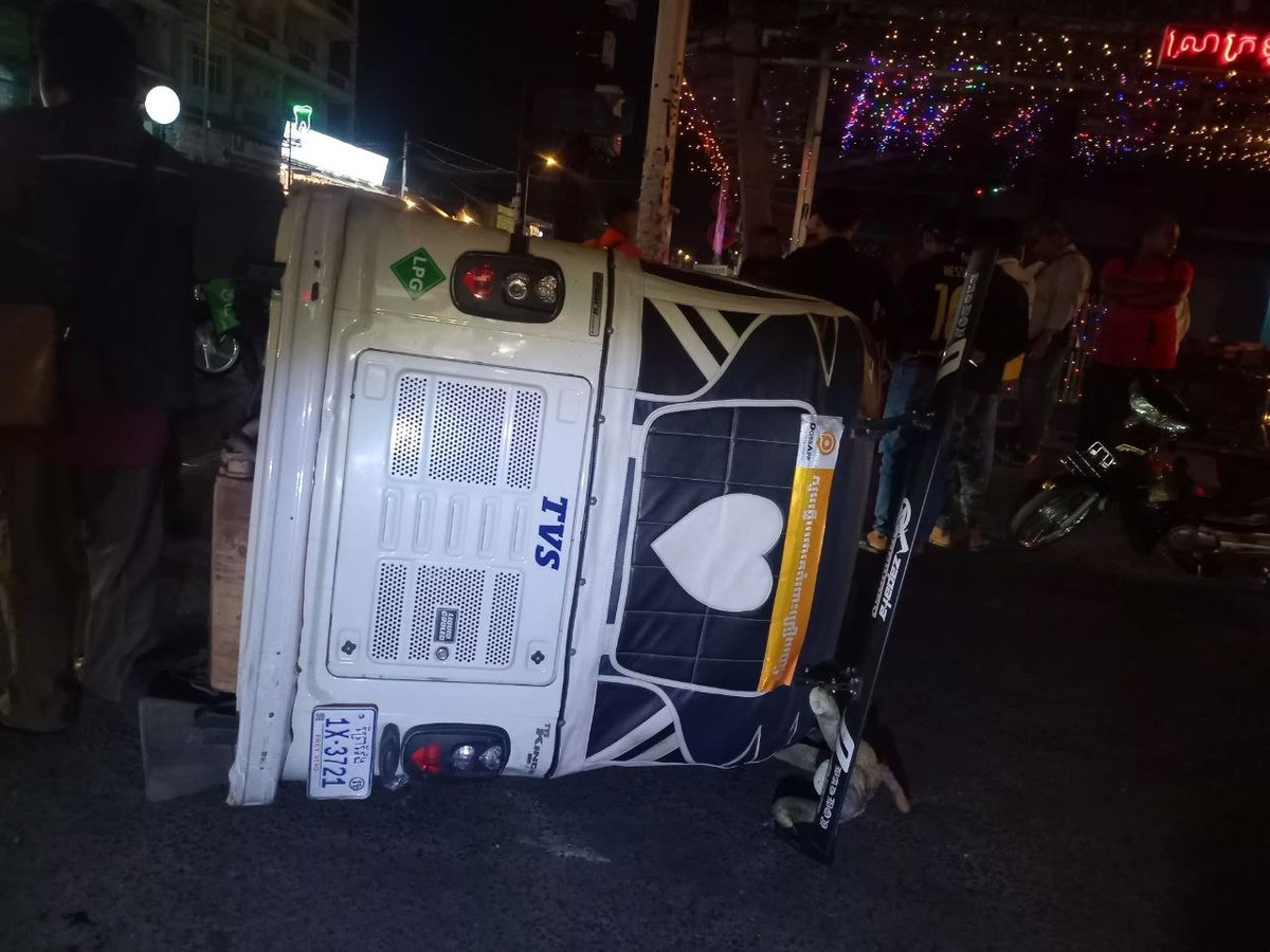 森速区IU路口发生车祸 摩托车与嘟嘟车相撞
