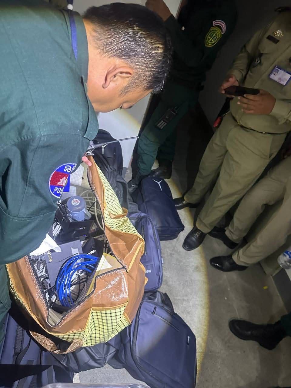 金边雷西郊区天空树公寓遭突击 查获大量网络诈骗证据