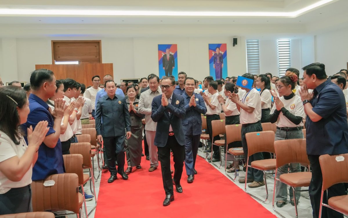 翁赛维索出席磅通省斯通县人民党办公大楼启用仪式