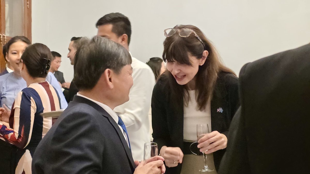 劳工部部长恒索出席美国驻柬使馆外交官离任欢送会