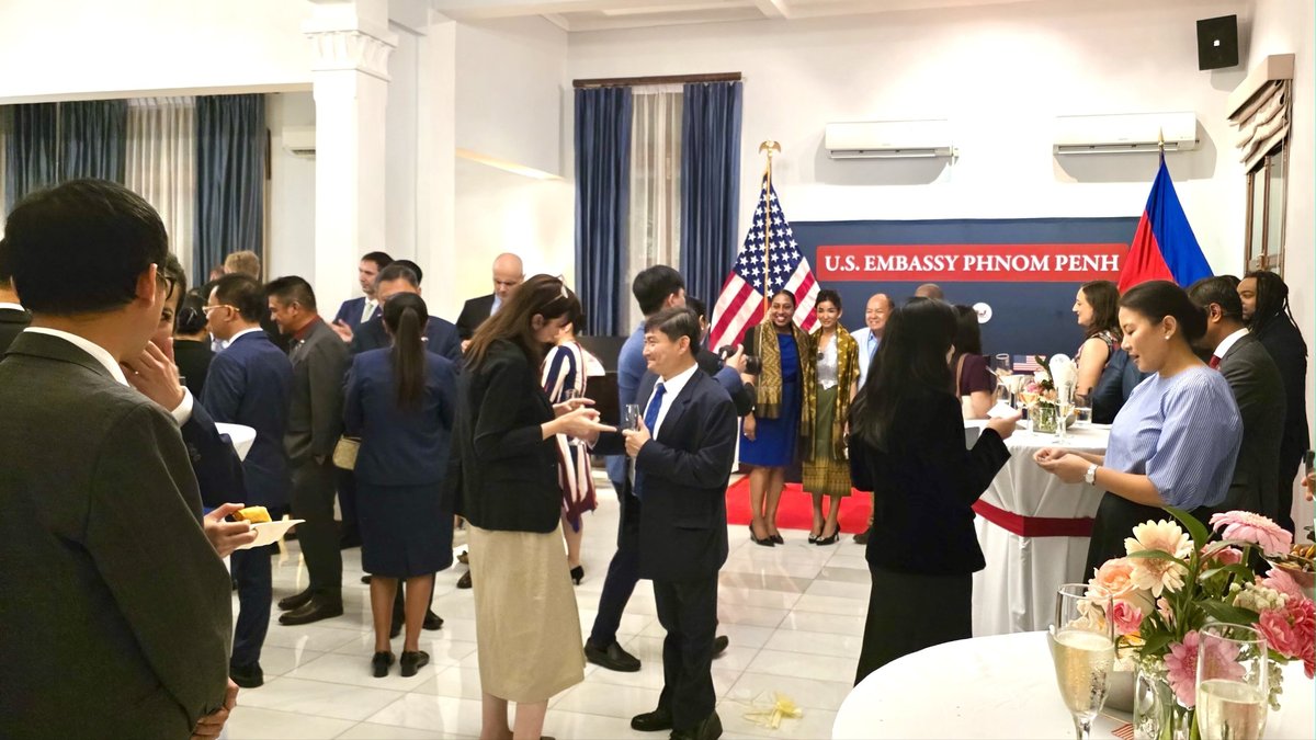 劳工部部长恒索出席美国驻柬使馆外交官离任欢送会