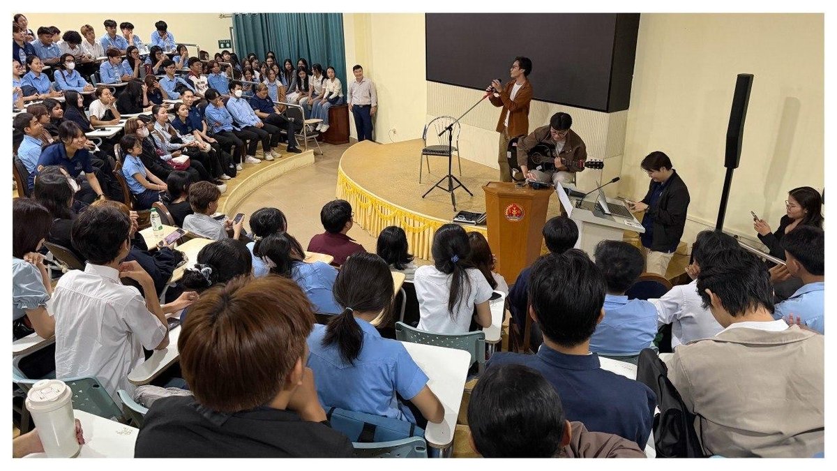 皇家金边大学外语学院艺术俱乐部近日举办月末音乐会,现场表演了多首高棉语及英语经典