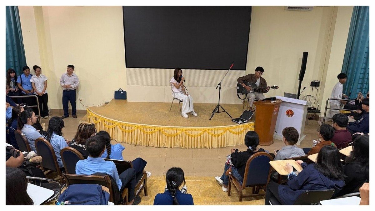 皇家金边大学外语学院艺术俱乐部近日举办月末音乐会,现场表演了多首高棉语及英语经典