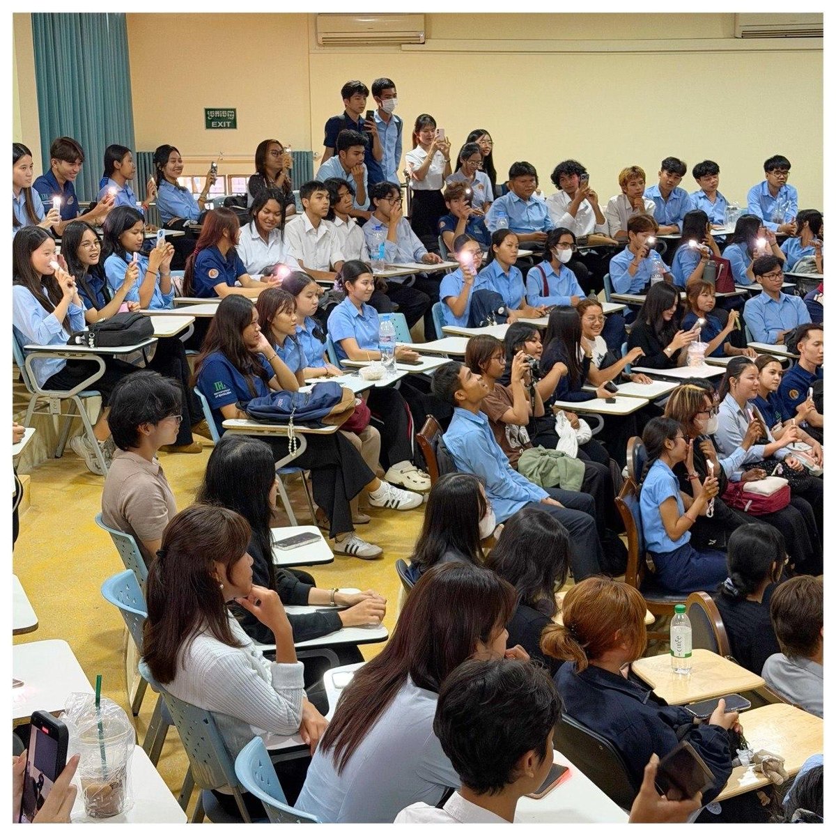 皇家金边大学外语学院艺术俱乐部近日举办月末音乐会,现场表演了多首高棉语及英语经典