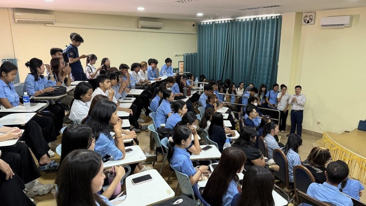 皇家金边大学外语学院艺术俱乐部近日举办月末音乐会,现场表演了多首高棉语及英语经典