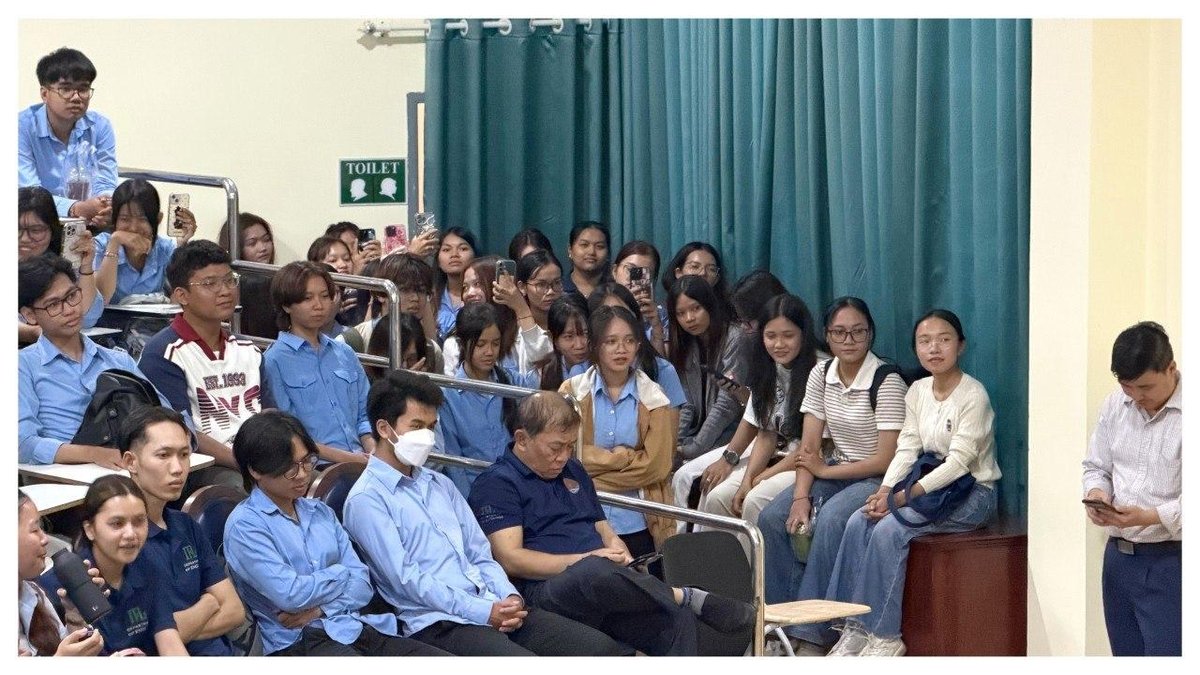 皇家金边大学外语学院艺术俱乐部近日举办月末音乐会,现场表演了多首高棉语及英语经典