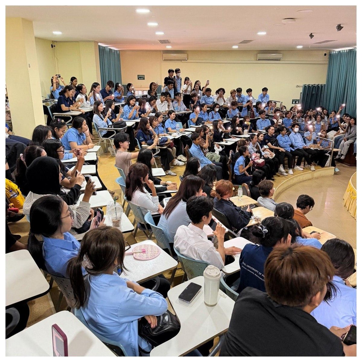皇家金边大学外语学院艺术俱乐部近日举办月末音乐会,现场表演了多首高棉语及英语经典