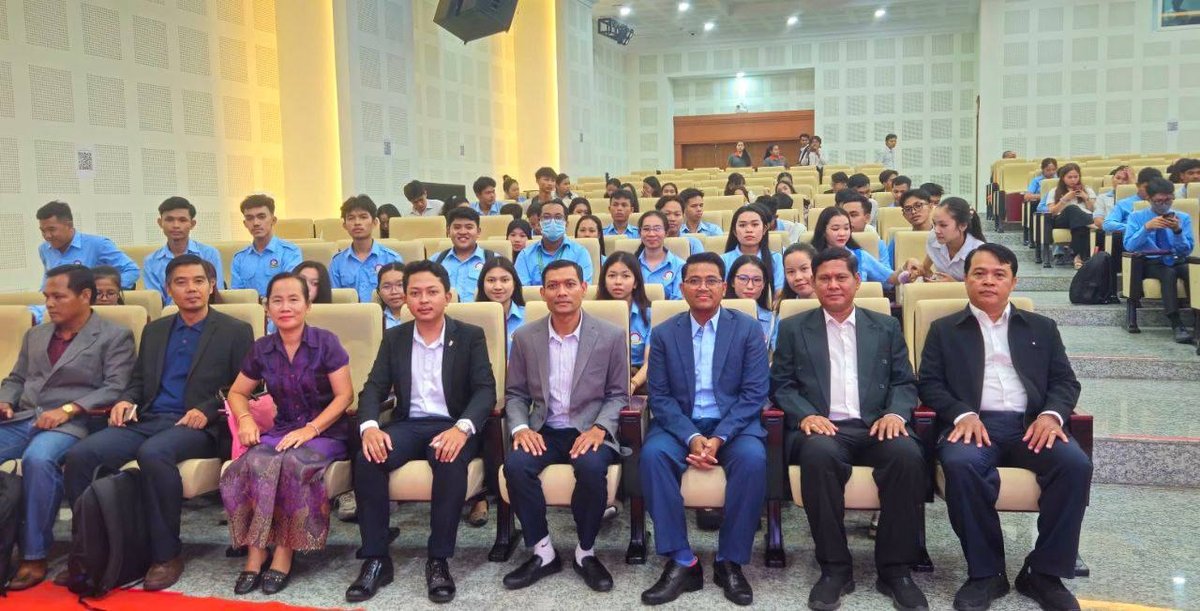 皇家金边大学师生参加“胜胜政策”公共讲座