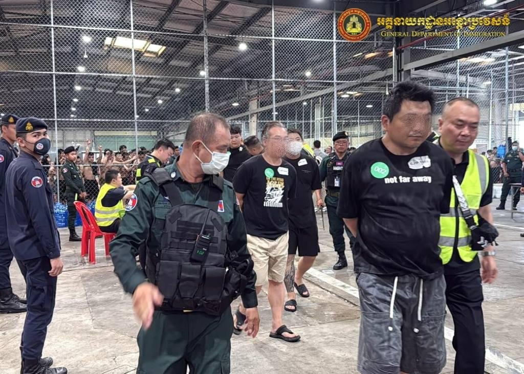 166名涉诈中国公民昨晚被遣返 德崇国际机场专机起飞