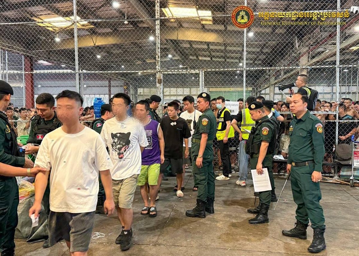 柬埔寨遣返506名中国籍电诈嫌疑人 德崇国际机场包机出境
