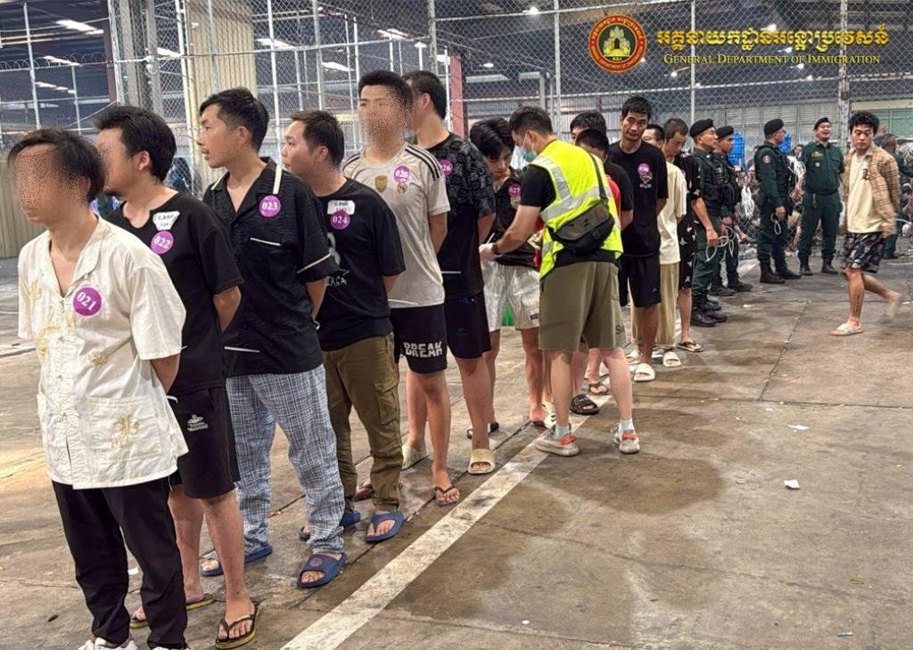 柬埔寨遣返506名中国籍电诈嫌疑人 德崇国际机场包机出境