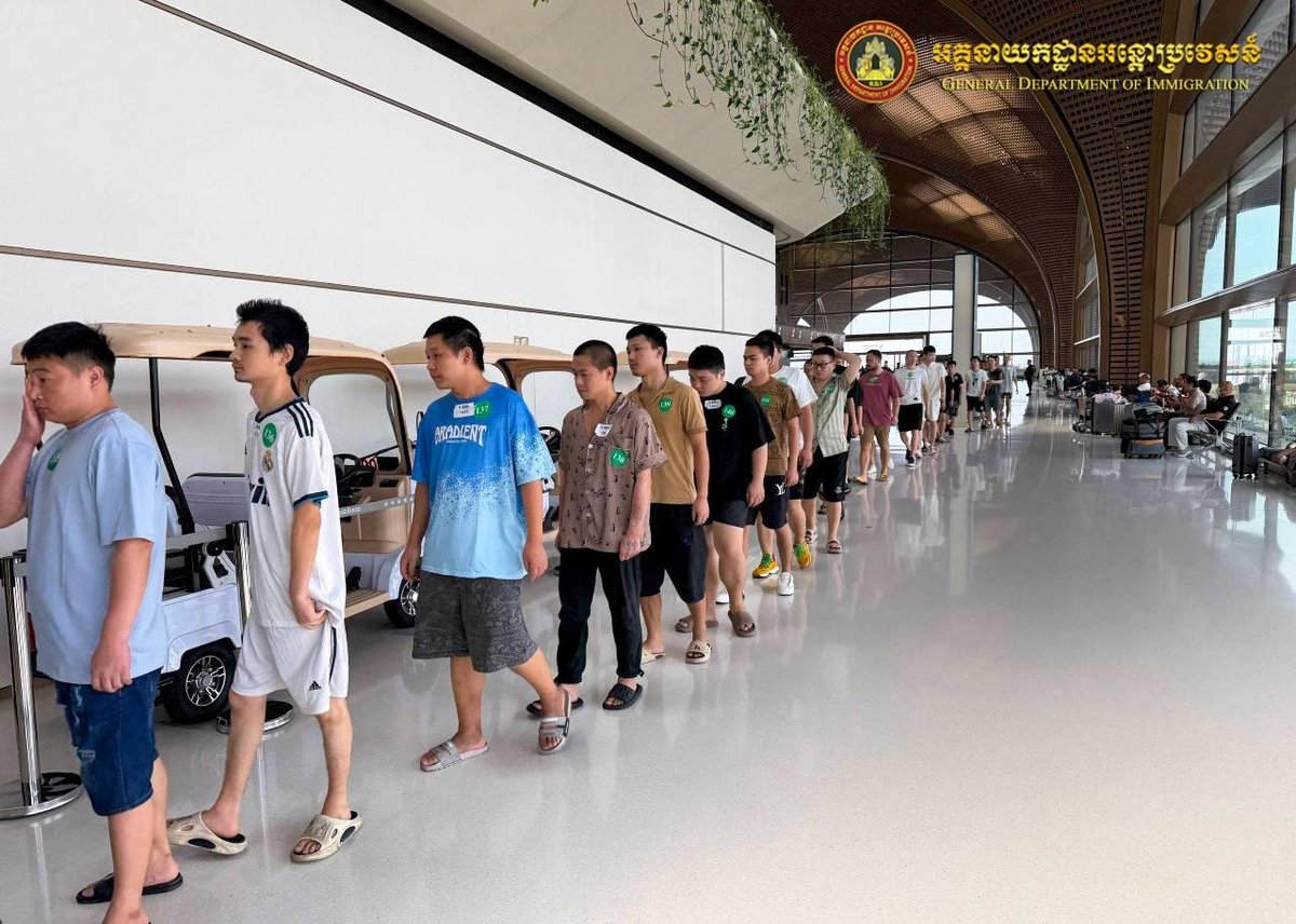 柬埔寨遣返506名中国籍电诈嫌疑人 德崇国际机场包机出境