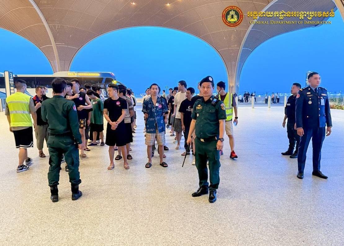 柬埔寨遣返506名中国籍电诈嫌疑人 德崇国际机场包机出境