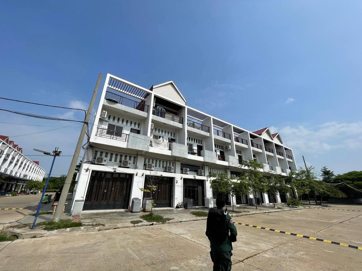 波贝警方突击清剿涉诈窝点 斯登博村多处建筑被封