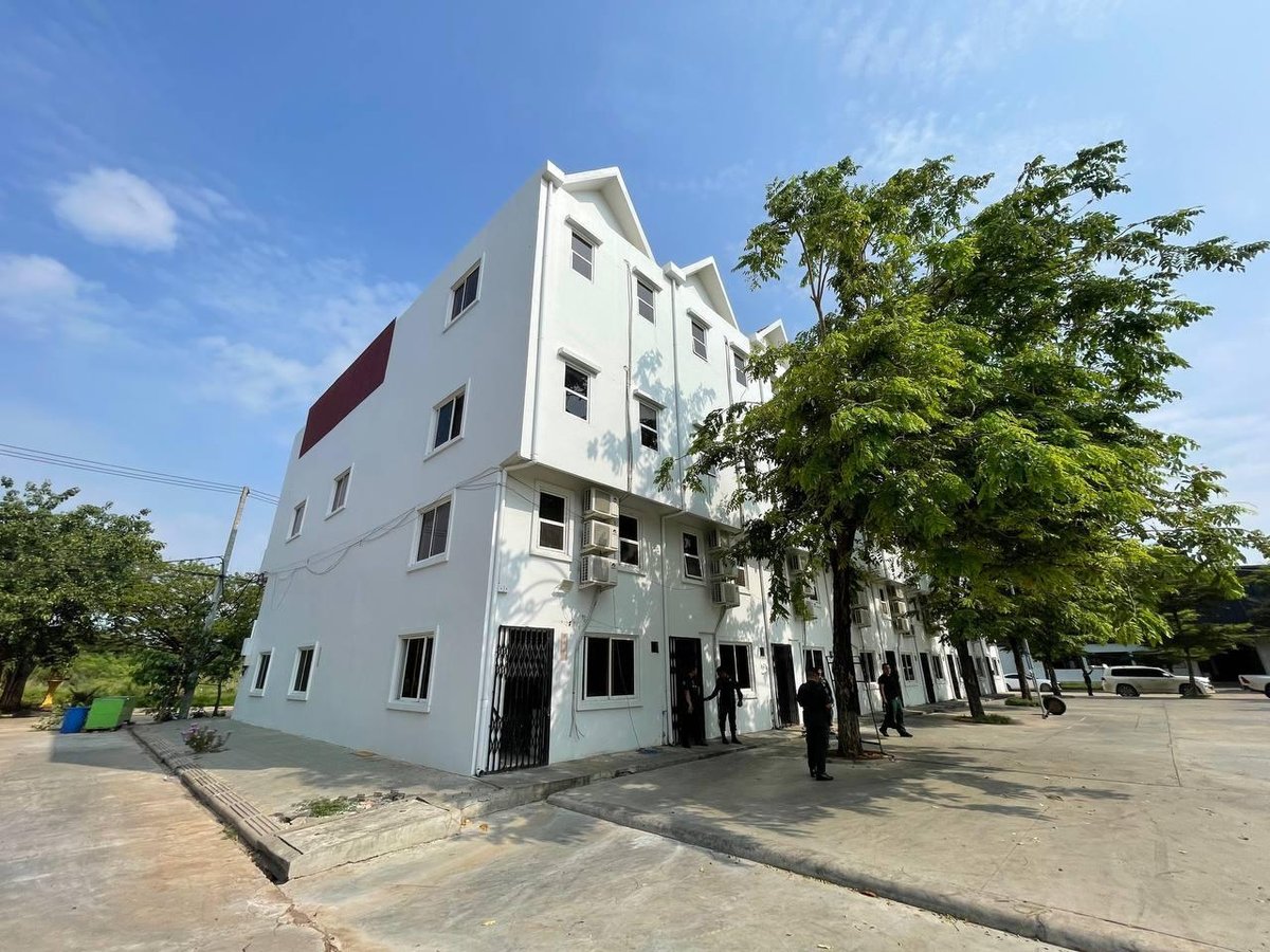波贝警方突击清剿涉诈窝点 斯登博村多处建筑被封