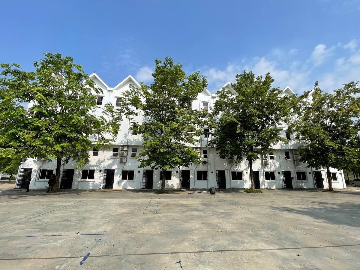波贝警方突击清剿涉诈窝点 斯登博村多处建筑被封