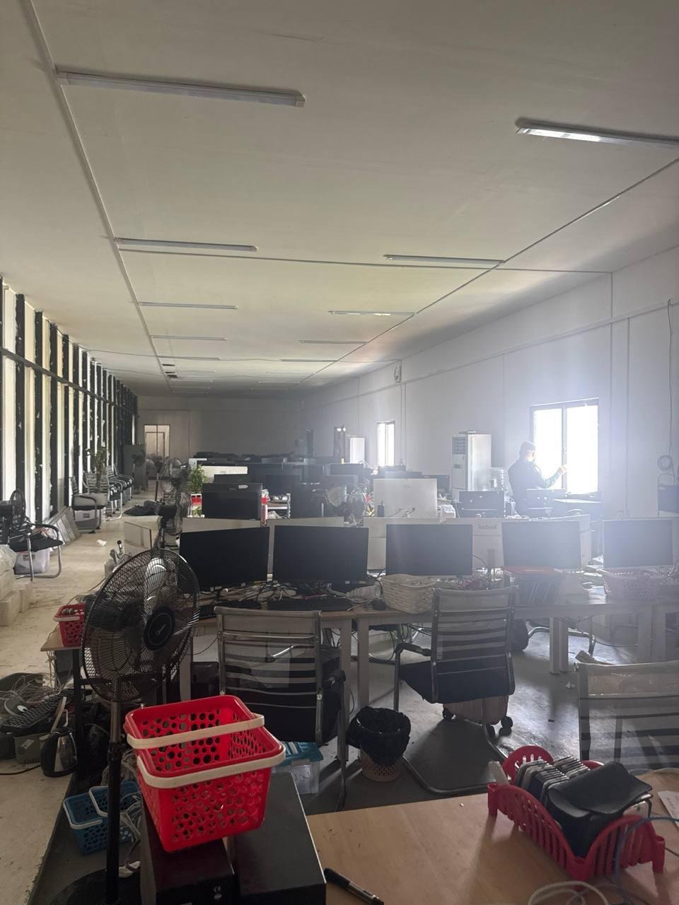 卜迭棉芷省突击清剿电诈窝点 现场缴获大量作案设备