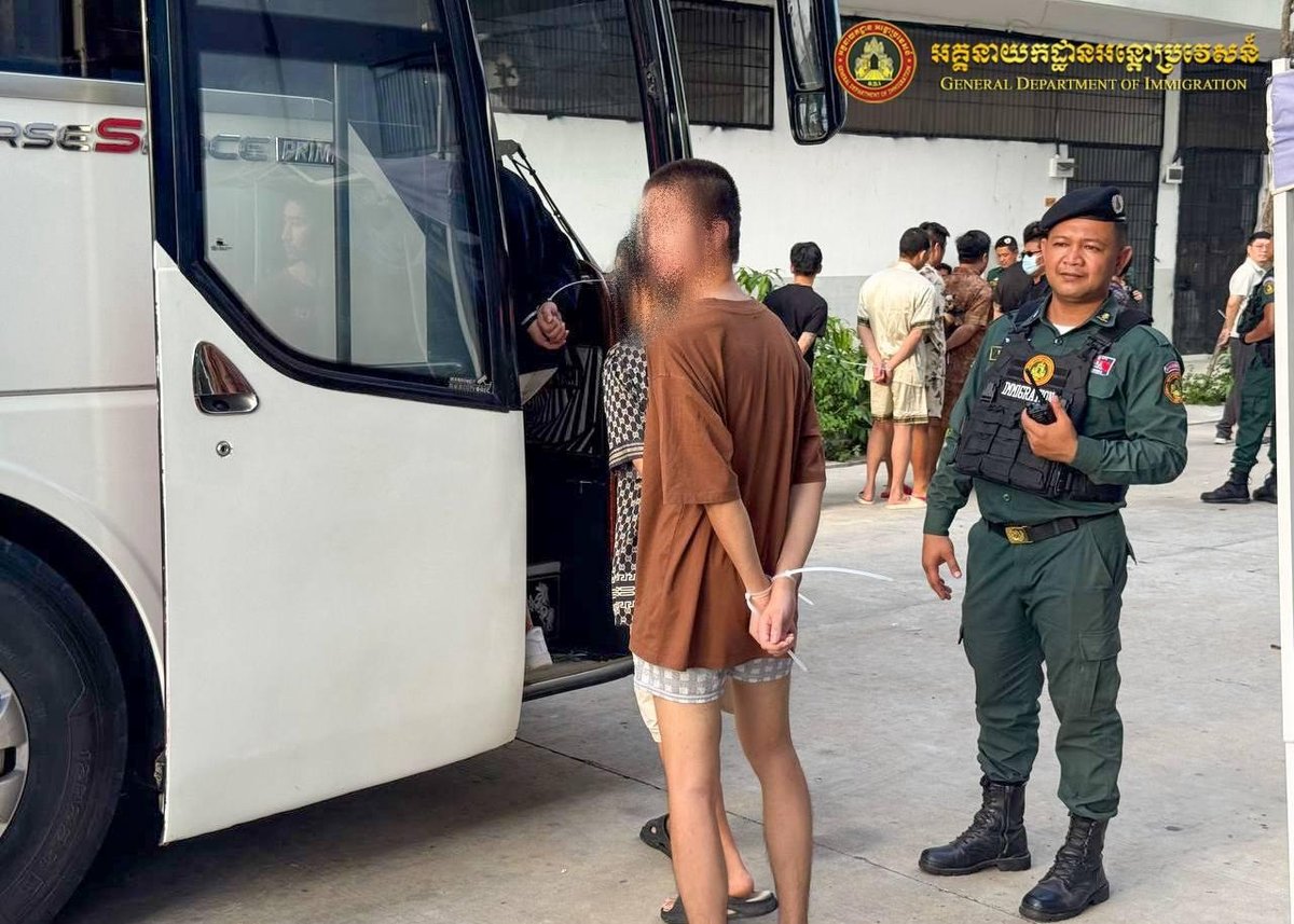 160名涉诈中国公民被遣返 德崇国际机场专机离境