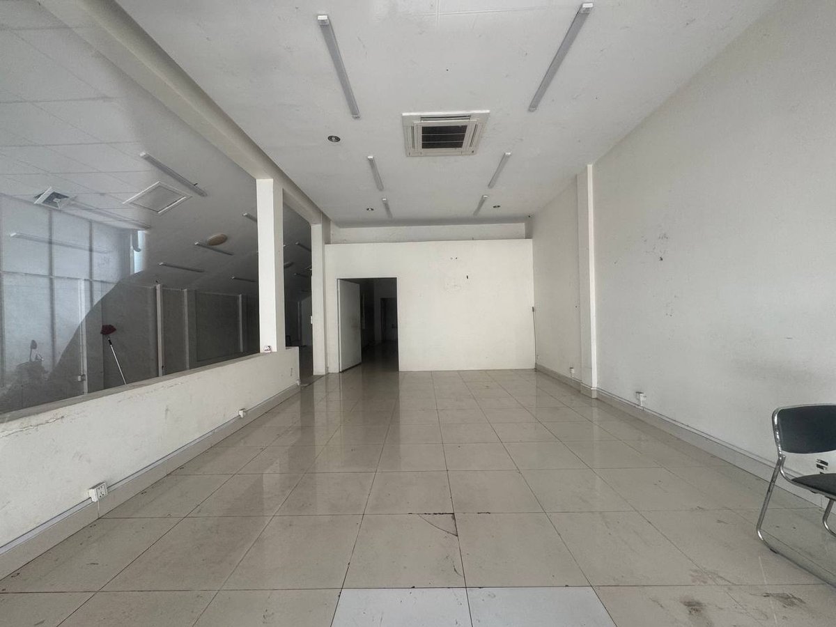 位于金边一号路炳发集团小区,现有一间上街商铺招租