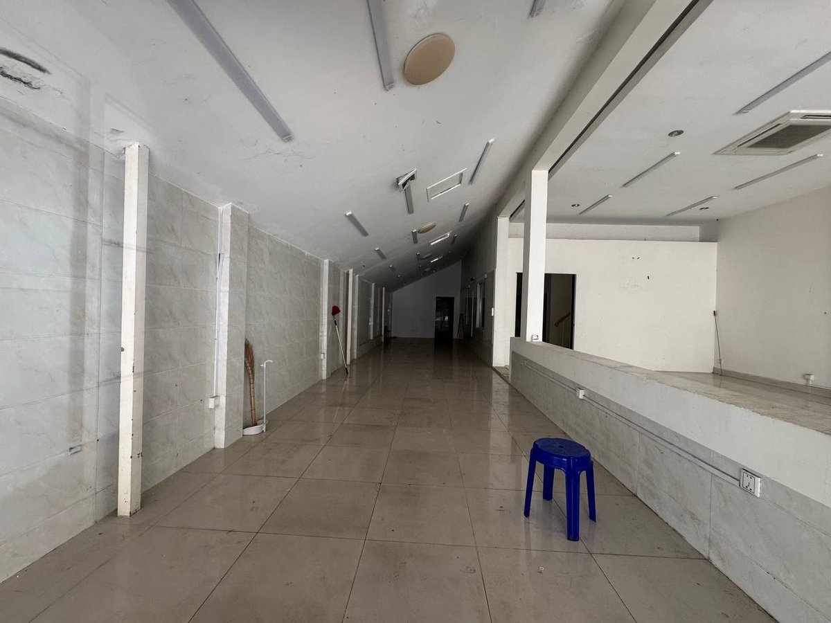 位于金边一号路炳发集团小区,现有一间上街商铺招租