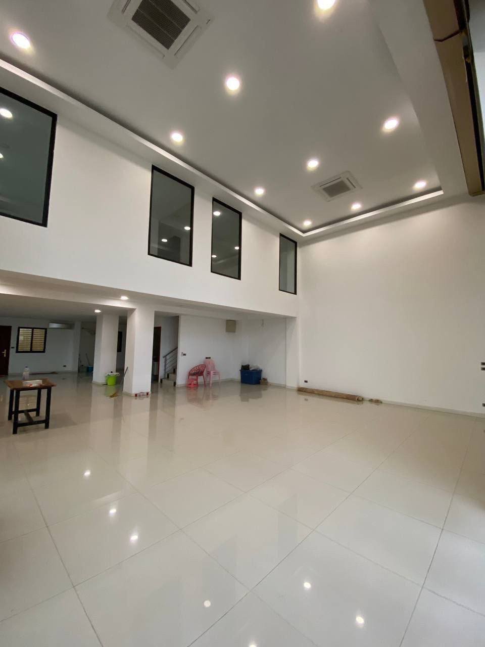 位于永旺2旁Premier小区,两套店铺连通出租