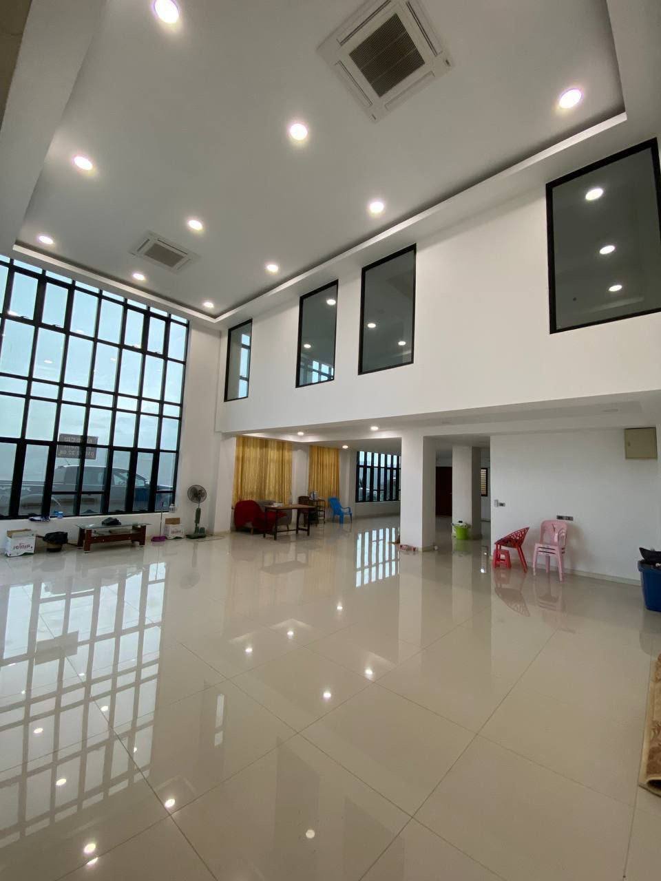 位于永旺2旁Premier小区,两套店铺连通出租
