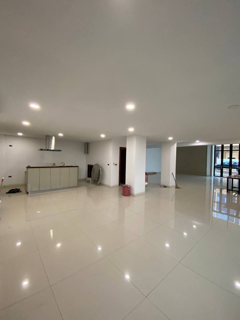 位于永旺2旁Premier小区,两套店铺连通出租