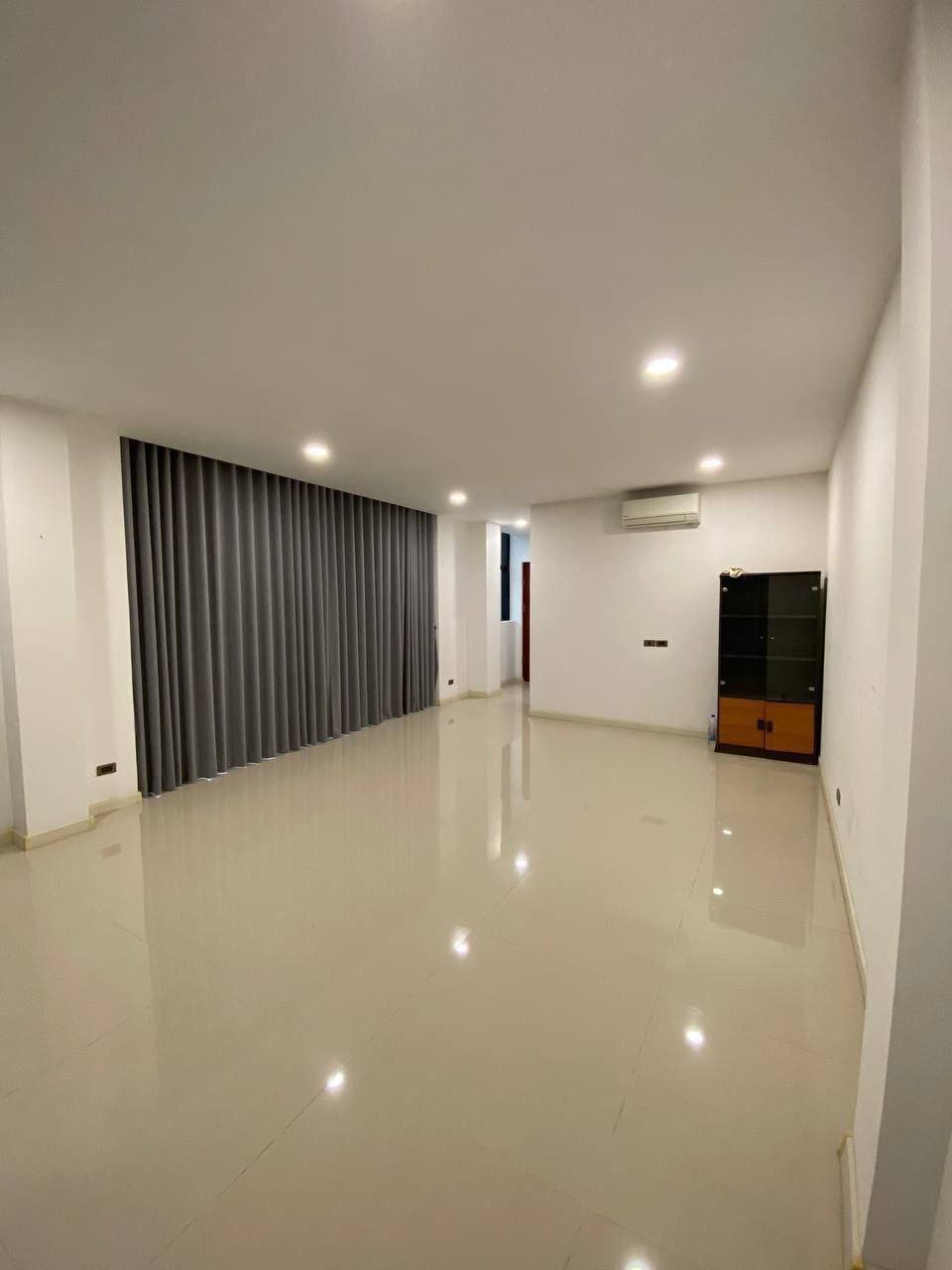 位于永旺2旁Premier小区,两套店铺连通出租