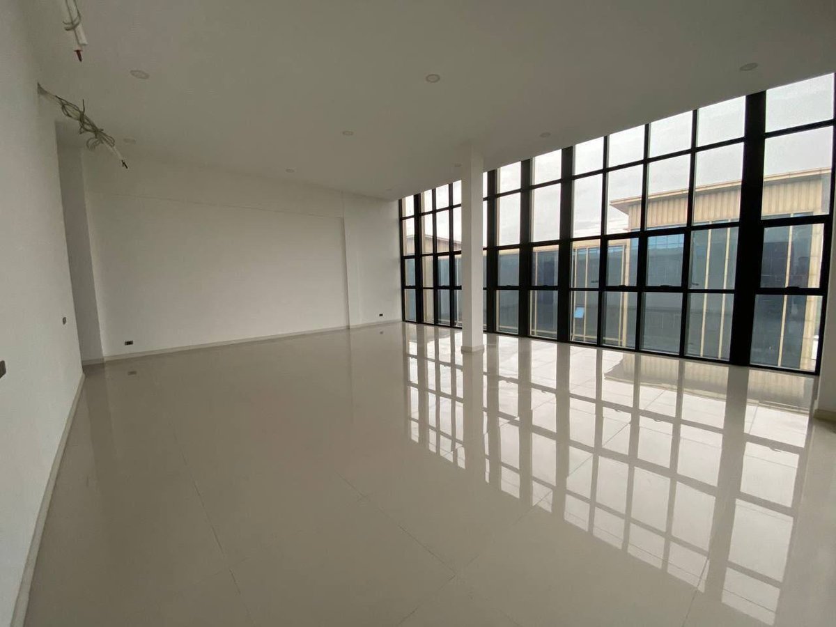 位于永旺2旁Premier小区,两套店铺连通出租
