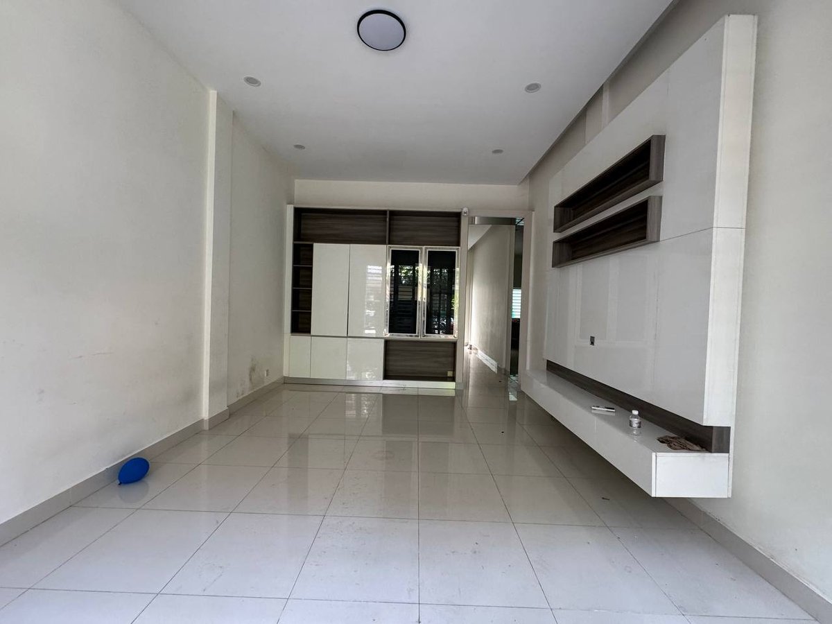 位于一号公路炳发城排屋出租,月租$600