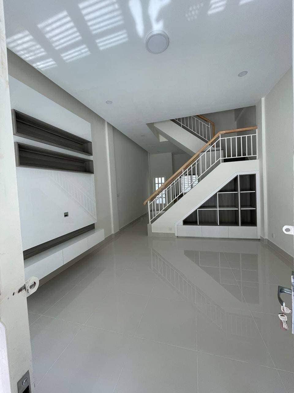 位于金边一号公路炳发城，现有一套排屋招租