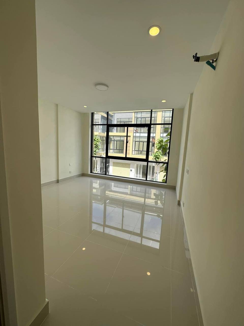 位于金边一号公路炳发城，现有一套排屋招租