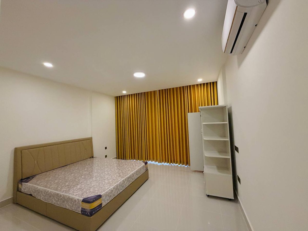 位于一号公路炳发城,排屋建筑面积4.2米x10米,户型为4房5卫,配备部分家具