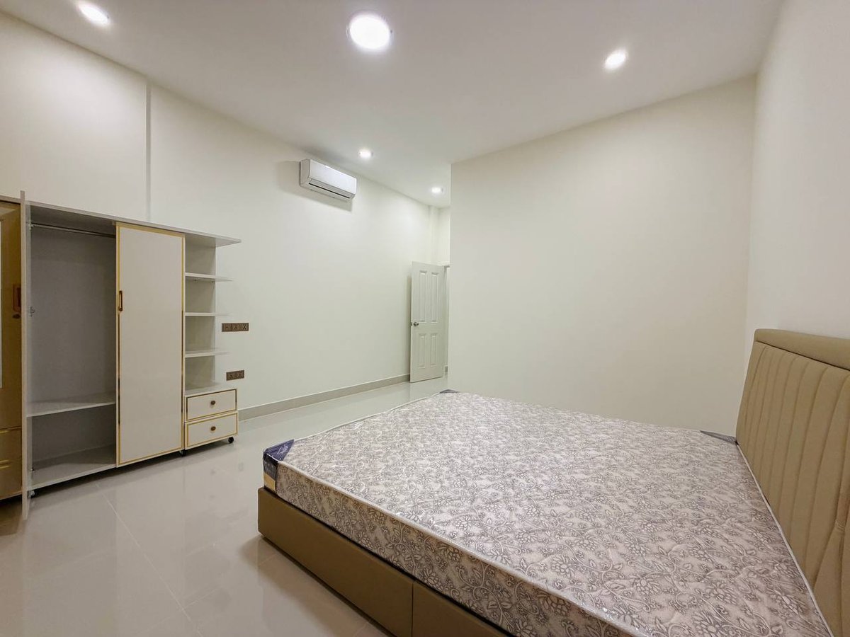 位于一号公路炳发城,排屋建筑面积4.2米x10米,户型为4房5卫,配备部分家具