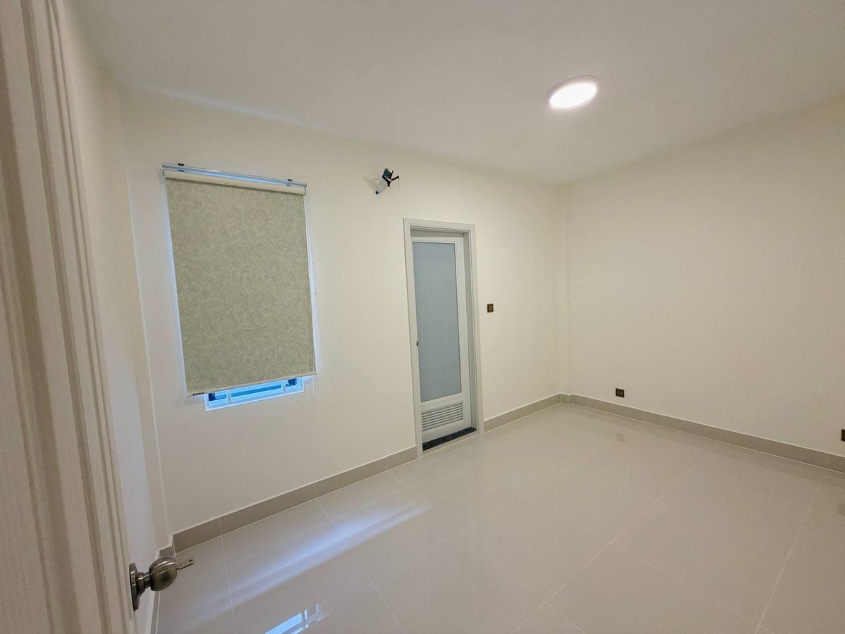 位于一号公路炳发城,排屋建筑面积4.2米x10米,户型为4房5卫,配备部分家具
