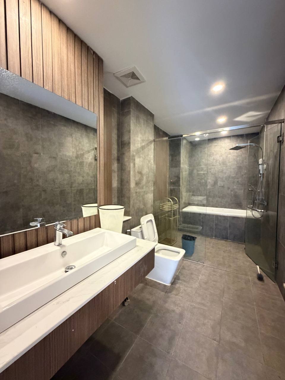 金边一号公路炳发城双拼别墅招租,建筑面积6米x12米,户型为3房4卫及1衣帽间
