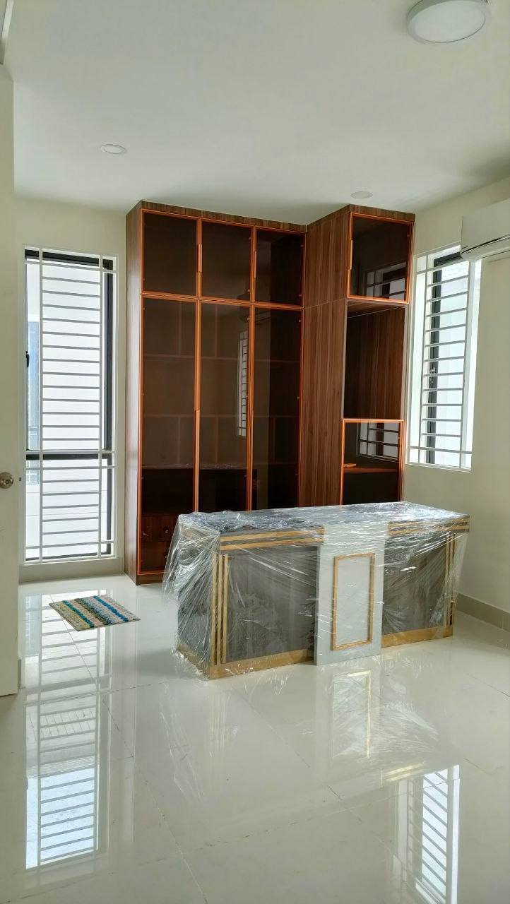 位于一号公路的炳发城小区现有一套双拼别墅招租,月租金$2500(可议)