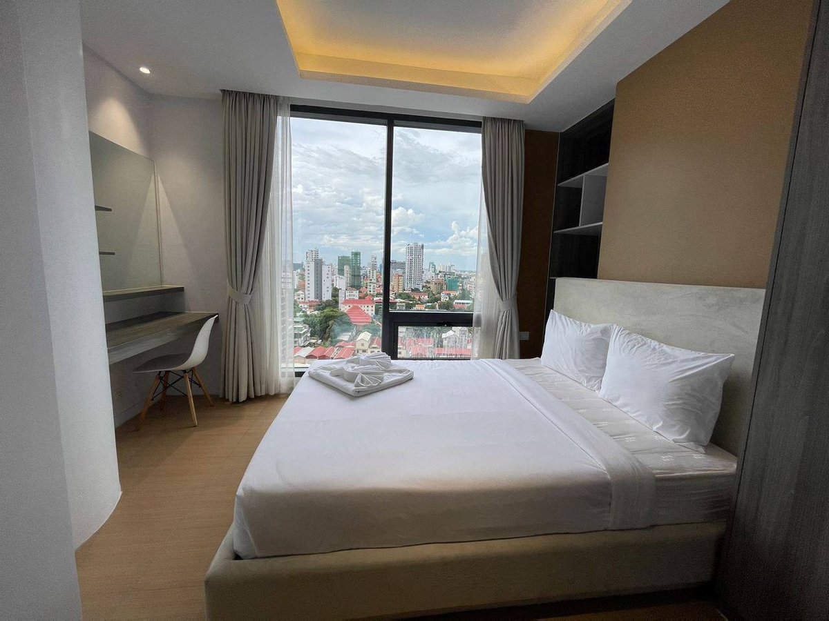 位于金边的The Penthouse Residence公寓现有一套3室1厅房源