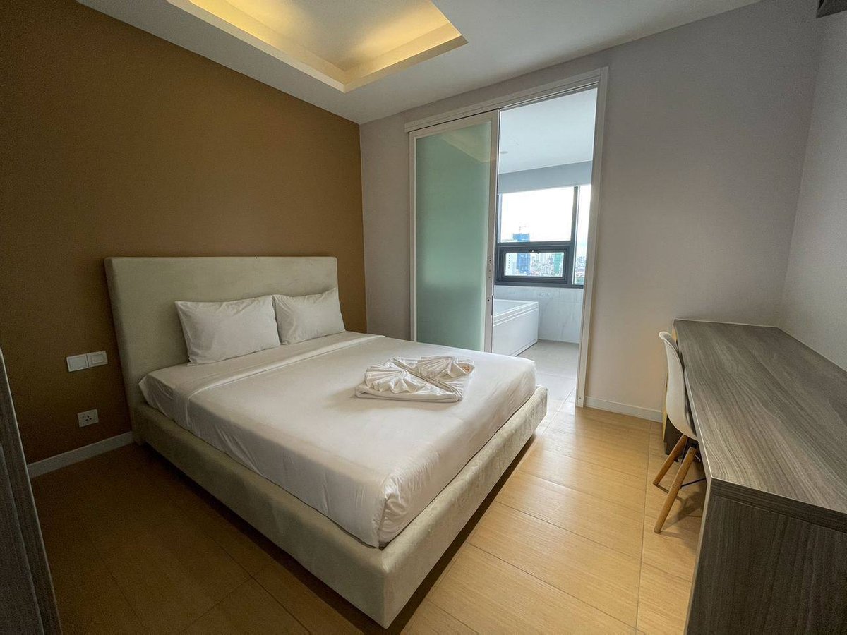 位于金边的The Penthouse Residence公寓现有一套3室1厅房源