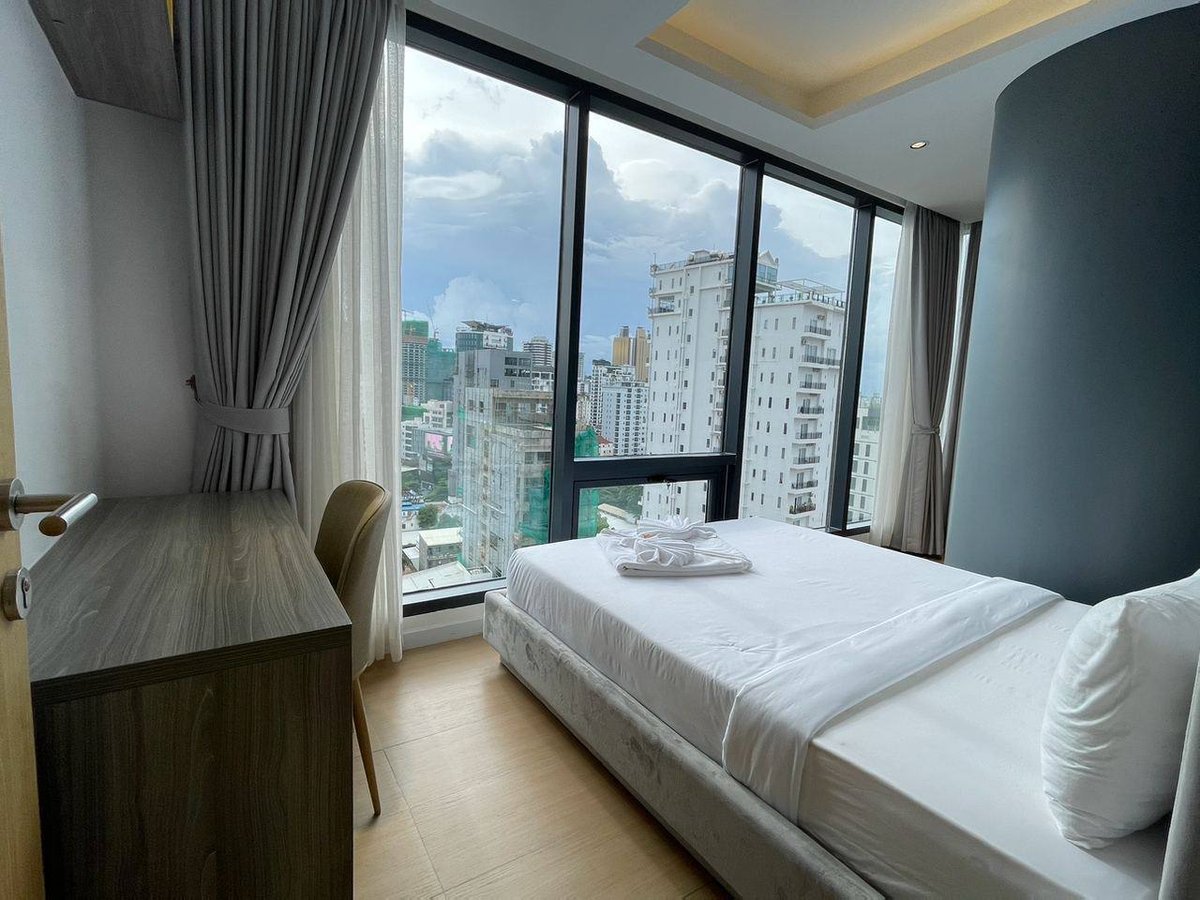 位于金边的The Penthouse Residence公寓现有一套3室1厅房源