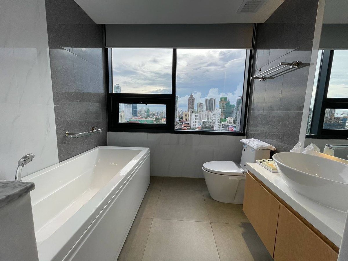 位于金边的The Penthouse Residence公寓现有一套3室1厅房源