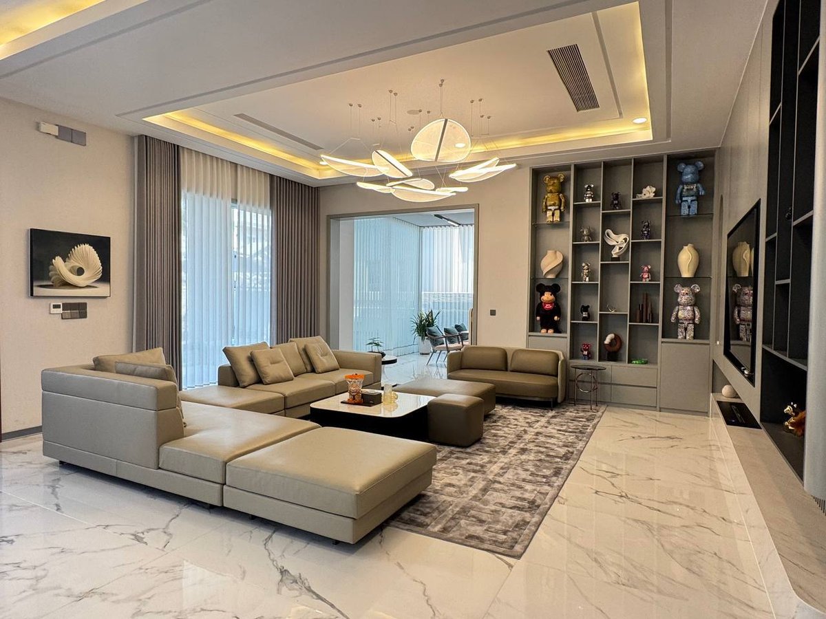 位于金边一号公路的炳发城，现有一套王后级别墅招租